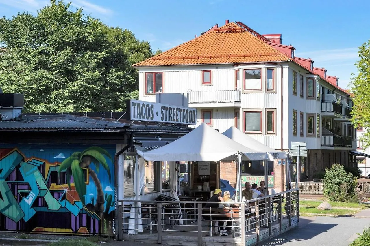 Central Living With Many Beds And Private Garden! Gothenburg 0*,  Sweden